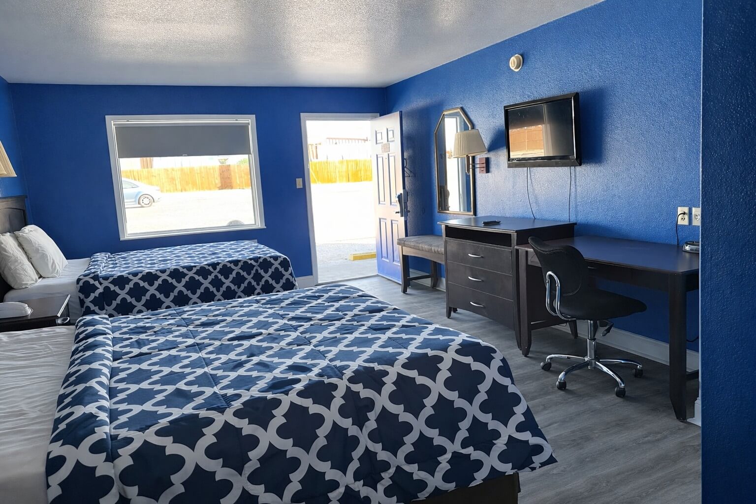 2 Queen Beds Room — Spacious double queen room for families or crews