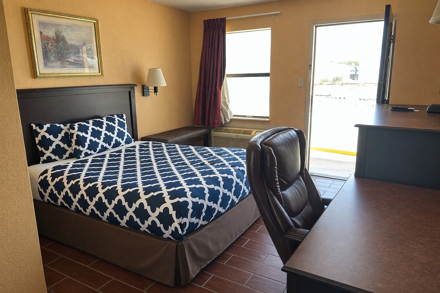 1 Queen Bed Room - Cozy queen room with flat-screen TV