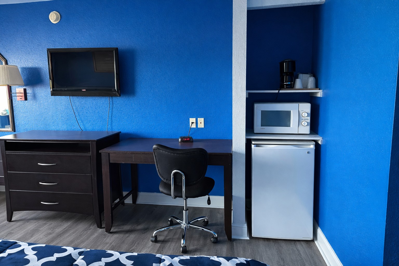 2 Queen Beds Room - Two queen beds with flat-screen TV, workspace, mini-fridge and microwave